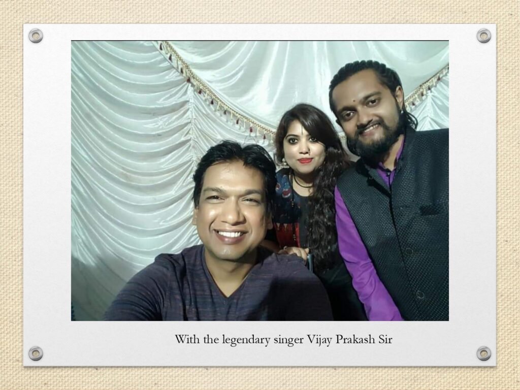 Arundathi-Vasishta-Anusha-A-N-with-singer-vijay-prakash